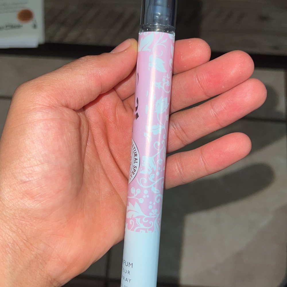 Yara Pink and White Fragrance Collection - Picture 3 of 5